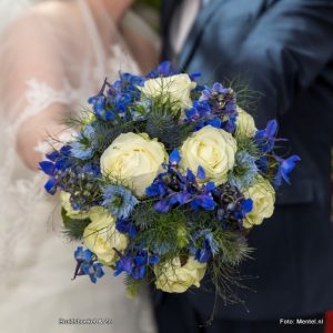 bruidsboeket veldboeket, blauw en witte bloemen zoals delphinium, rozen, korenbloem, distel