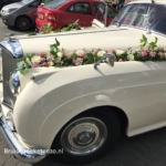 Autobloemen guirlande roze wit luxe trouwauto Autobloemen guirlande roze wit luxe trouwauto