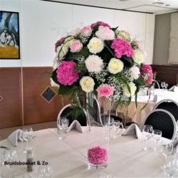 Diner bloemstuk op hoge glazenvaas. Kleuren zijn naar het bruidsboeket en overige decoratie aan te passen Bloemstuk diner bruidstafel