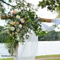 Bloemstuk op een prieeltje. Wij maken een prachtig bloemstuk voor jullie huwelijksdag. Dit bamboe prieel is niet te huur bij Bruidsboeket & Zo! Bloemstuk prieeltje trouwen