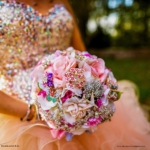 Broches bruidsboeket in zacht roze en wit. Met aangeleverde broches van het bruidspaar. Heel persoonlijk. broches bruidsboeket