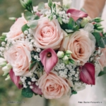 Bruidsboeket biedermeier avalanche rozen, calla, gipskruid Bruidsboeket biedermeier avalanche rozen, calla, gipskruid