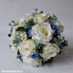 biedermeier met witte zijde rozen, hortensia, bloesem en gipskruid