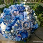Bruidsboeket broches blauw wit Bruidsboeket broches blauw wit