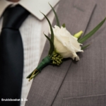 Corsage met Lysianthus en eucalyptus op stevige magneet Corsage met Lysianthus en eucalyptus op stevige magneet