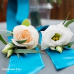 Corsage met een roos of een Lysianthus voor de gasten. Corsage met een roos of een Lysianthus voor de gasten.
