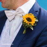 Corsage met zonnebloem op stevige magneten. Corsage met zonnebloem op stevige magneten.