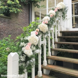 Guirlande trap trouwlocatie bloemen hortensia rozen guirlande bloemenslinger
