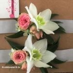 Handcorsage polscorsage bruidsmeisje roze wit eucharis Handcorsage polscorsage bruidsmeisje roze wit eucharis