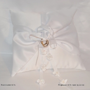 Een prachtige luxe kussen met een mooie glanzende witte luxe stof. Stuur een mail bij interesse €27.50 Ringkussen chique wit met roosjes