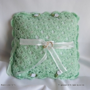 Ringkussen gehaakt met pareltjes en roosjes zacht groen-mint Ringkussen gehaakt met pareltjes en roosjes zacht groen-mint
