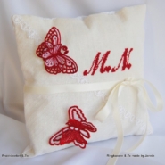 Ringkussen geborduurd met vlinders en initialen rood wit Ringkussen geborduurd met vlinders en initialen rood wit