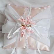 Als luxe en details jullie aanspreken is dit echt een prachtig kussen. Mooie zachte satijnen stof in verschillende laagjes. Zacht roze en wit. in het midden mooi bloemkelkjes waar ook jullei ringen met de lintjes vastgemaakt kunnen worden. Dit kussen kost €32,50. Interesse? Stuur dan een berichtje met je gegevens dan sturen we hem naar je op. ringkussen