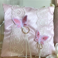 Dit zachtroze kussen met geborduurde vlinders en bijpassend tasje samen voor € 27,50
Interesse? Stuur dan een e-mail.