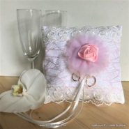 Wat een schatje dit zacht roze ringkussen met kant en bloem. €17,50
Wil jij dit mooie kussen hebben? Stuur dan snel een berichtje en ik stuur hem naar je op! Ringkussen lief roze wit roos bloem kant