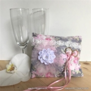 Wat een schattig rozen ringkussen Met tule en roosjes
Wil jij dit mooie kussen hebben? Stuur dan snel een berichtje en ik stuur hem naar je op! €17,50 Ringkussen romantische grijs roze rozen bloem