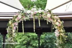 Rozenboog voor je bruiloft. Compleet te huur met verse bloemen naar wens. Rozenboog-bloemenboog trouwboog rozenboog bloemenboog