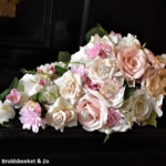 zijde bloemen in roze druppelmodel met enkele broches