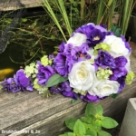 Druppelvormig bruidsboeket van zijde bloemen. nep bruidsboeket