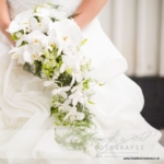 Prachtig lang bruidsboeket met witte orchideeën Prachtig lang bruidsboeket, druppel boeket met witte orchideeën