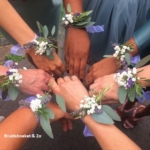 dames polscorsage veldbloemen lila handcorsage dames polscorsage veldbloemen lila handcorsage