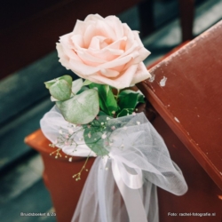 kerkbank versiering Roos en lint Kerkhuwelijk