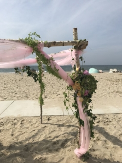Dit prieel met grote bloemstukken geven een prachtige romantische look op het strand. Compleet verzorgd door Bruidsboeket & Zo & bloembinderij van der Maat strand trouwen