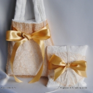 ringkussen met bloemenmeisje tasje in goud en creme tinten ringkussen met bloemenmeisje tasje in goud en creme tinten