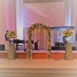 Rozenboog voor je bruiloft. Compleet te huur met verse bloemen naar wens. Rozenboog-bloemenboog trouwboog huren