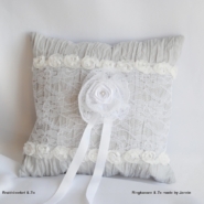 zacht grijs met wit ringkussen zacht grijs met wit ringkussen